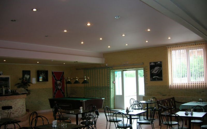 Матовый потолок в кафе