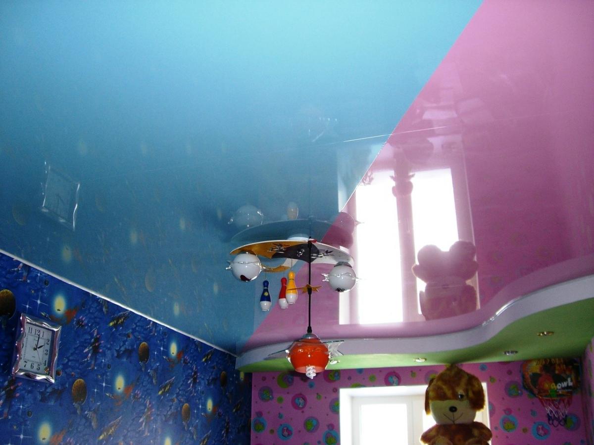 глянцевый потолок в детскую