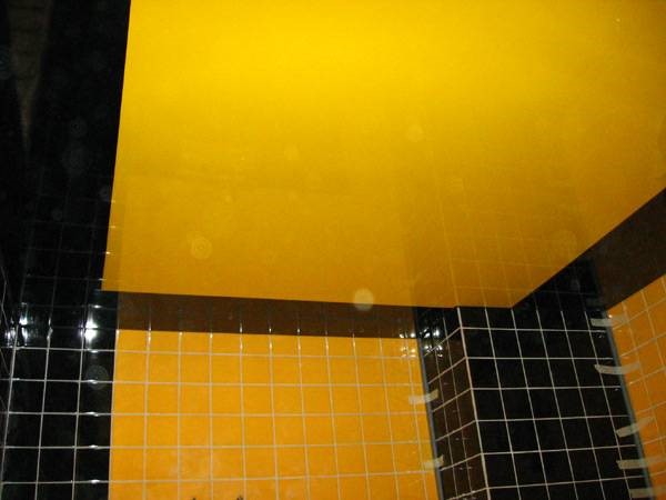 Глянцевый желтый натяжной потолок