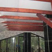 фото натяжного потолка в деревянном доме