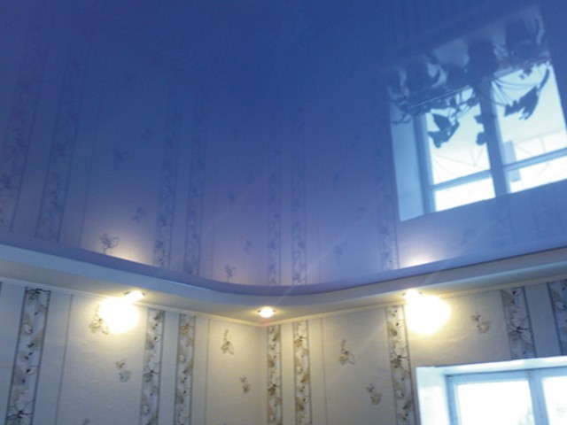 Синий глянцевый натяжной потолок