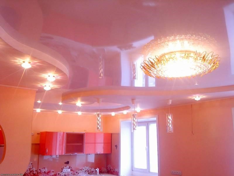 Розовый натяжной потолок