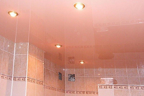 Розовый натяжной потолок в ванной 