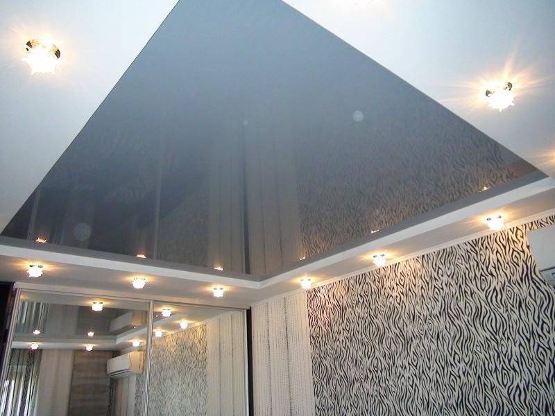 Серый натяжной потолок.