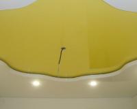 криволинейный натяжной потолок желтый глянец