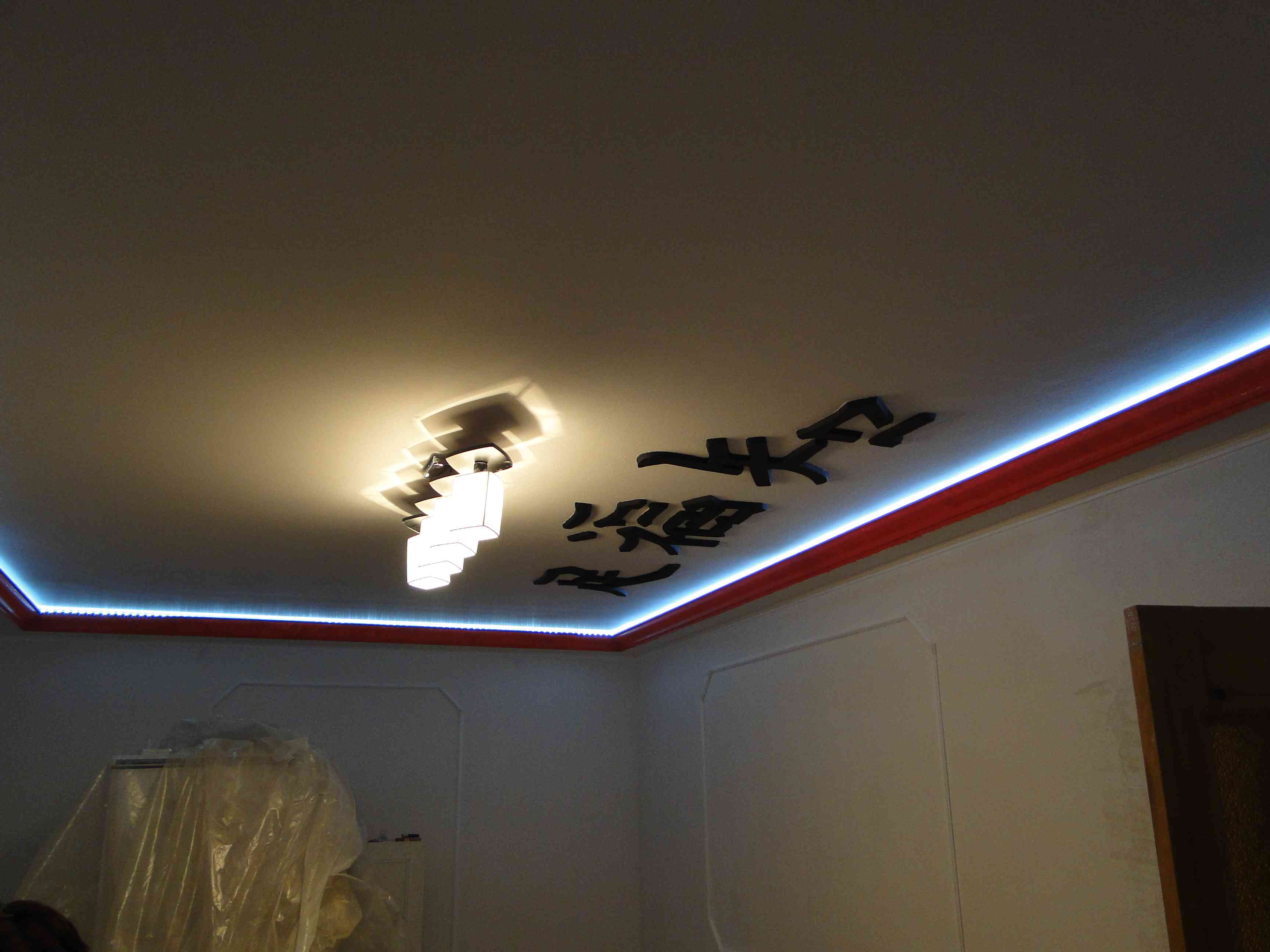 Потолочный плинтус с подсветкой для натяжных потолков