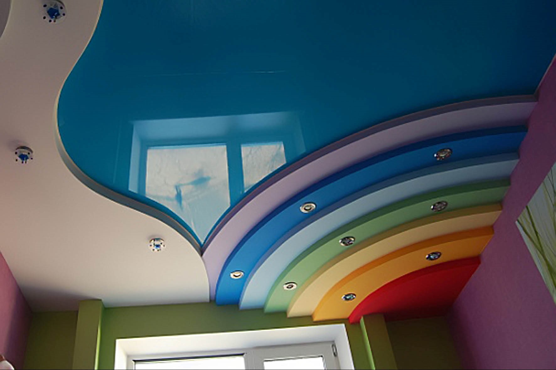 Натяжные потолки легкие. Разноцветный натяжной потолок. Многоуровневый потолок. Многоуровневый подвесной потолок. Цветной подвесной потолок.