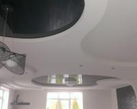 готовый черный лаковый двухуровневый потолок в гостиной
