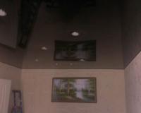 черный лаковый натяжной потолок в зале