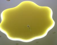 криволинейный натяжной потолок с неоновой подсветкой