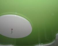криволинейный натяжной потолок зеленый глянец