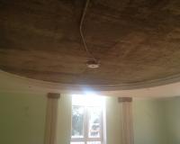 монтаж двухуровневого натяжного потолка  в форме круга в гостиной