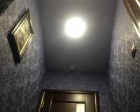 освещение небольшой  прихожей на белом матовом потолке