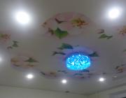натяжной потолок с фотопечатью освещение люстра и светильники