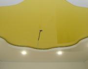 криволинейный натяжной потолок желтый глянец
