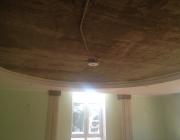монтаж двухуровневого натяжного потолка  в форме круга в гостиной