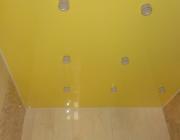 желтый натяжной потолок в ванной обвод дополнительного угла 