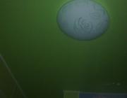 Зеленый потолок в ванной комнате